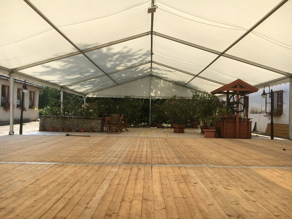 Sátor bejárata, oldalfalai, padlózattal